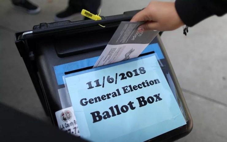 Eleitora deposita voto antecipado em urna em Norwalk, Califórnia, no dia 24 de outubro — Foto: Reuters/Lucy Nicholson