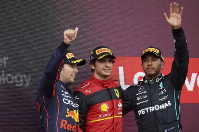 Sergio Pérez, Carlos Sainz e Lewis Hamilton no pódio do GP da Inglaterra — Foto:  Jose Hernandez/Anadolu Agency via Getty Images