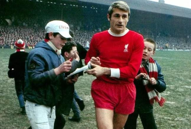 Roger Hunt após um jogo do Liverpool nos anos 60 — Foto: Site oficial do Liverpool