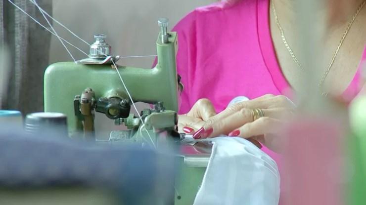 Próteses para preenchimento de sutiãs são feitas em Catanduva (SP) (Foto: Reprodução/TV TEM)