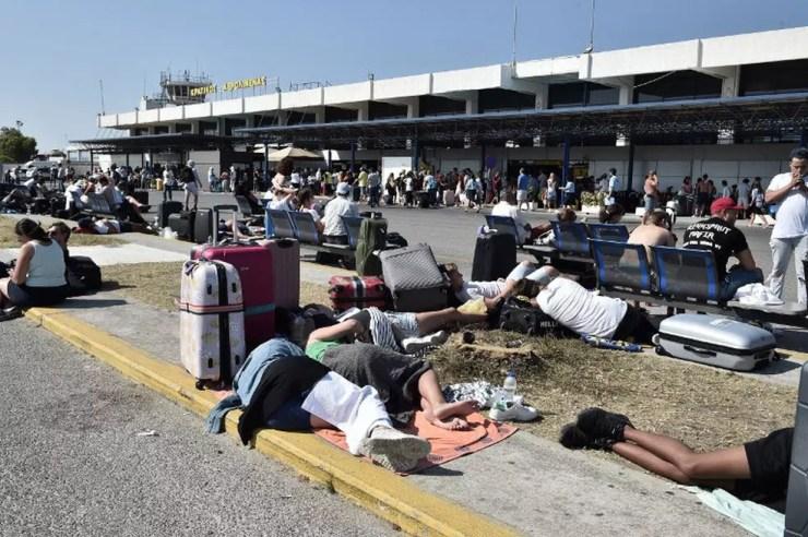 Turistas enfrentam atrasos nos voos no aeroporto da ilha de grega de Kos, nesta sexta-feira (21)  (Foto: Louisa Gouliamaki / AFP )