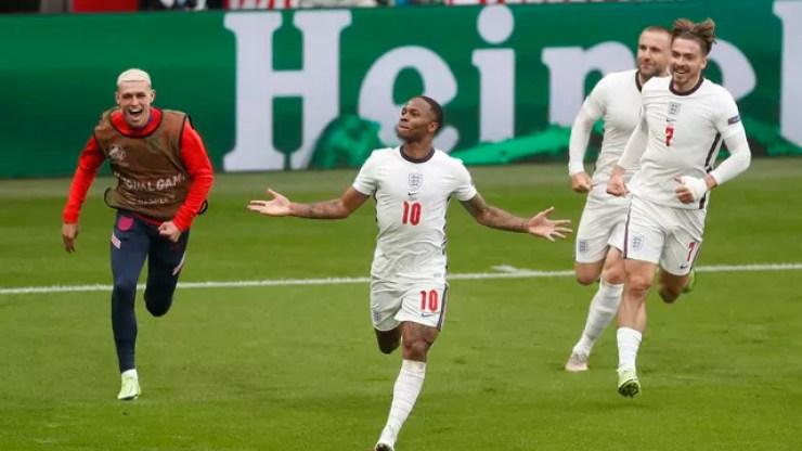 Observado por Grealish, Sterling comemora seu gol diante da Alemanha