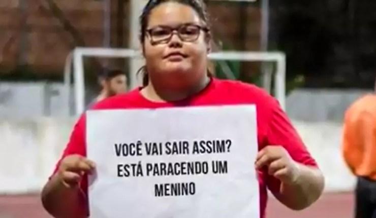 No vídeo, vários atletas dos campi participantes seguram cartazes com frases de preconceito e discriminação que já tiveram que ouvir (Foto: Reprodução/ Facebook / O Inter )