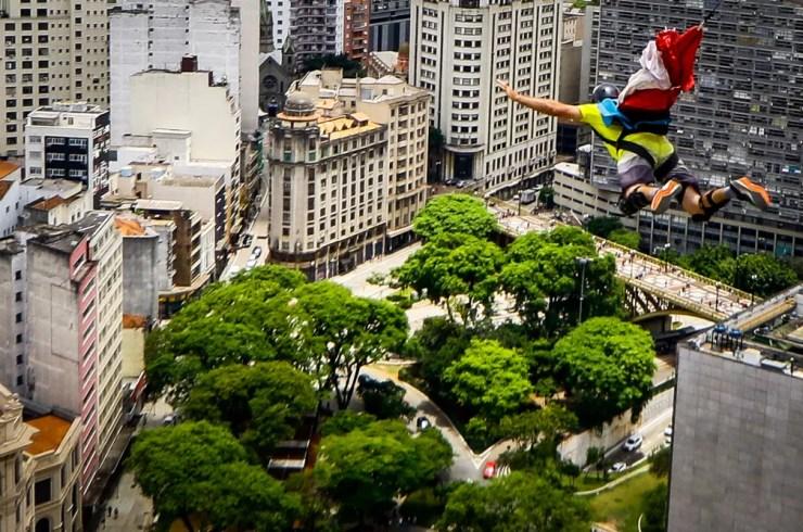 Acontece neste sábado (4), a Virada Esportiva 2021 em São Paulo. O Edifício Martinelli, com 105 metros de altura, é palco da Copa América de Base Jump, onde atletas saltam de paraquedas com o objetivo de acertar o alvo instalado no Vale do Anhangabaú. — Foto: ALOISIO MAURICIO/FOTOARENA/ESTADÃO CONTEÚDO