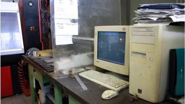 Um velho PC desktop bege rege a gravadora do nome que será inscrito na taça (Foto: Mariana Veiga)