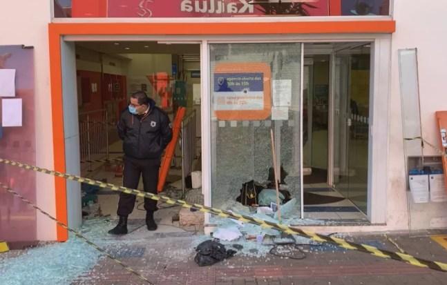 Agências bancárias foram atacadas na madrugada desta quinta-feira (30) em Botucatu — Foto: TV TEM/Reprodução