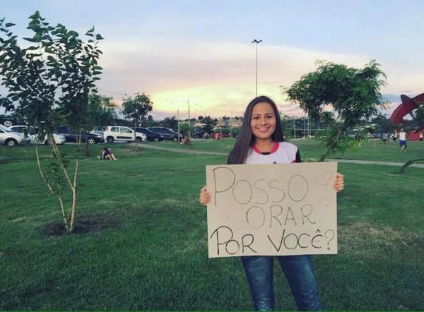 Em ação da igreja, Milena segurou um cartaz dizendo 'Posso orar por voce?' nas ruas de Sorocaba (Foto: Facebook/Reprodução)