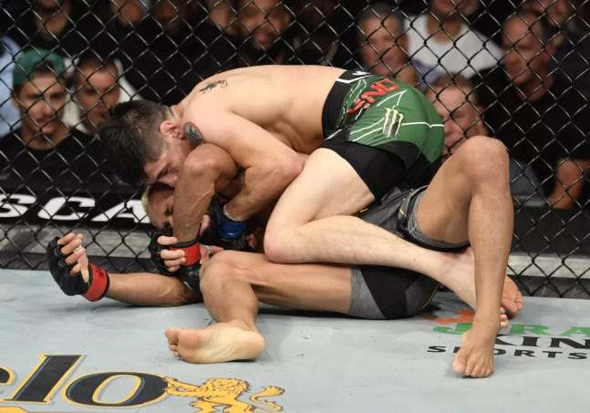 Brandon Moreno dominou Deiveson Figueiredo no chão no UFC 263 — Foto: Getty Images