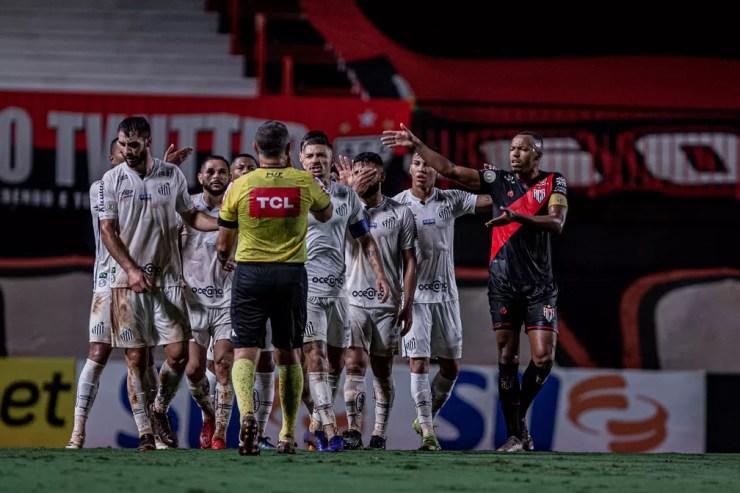 Jogadores do Santos reclamam de pênalti para o Atlético-GO — Foto: Heber Gomes / Estadão Conteúdo