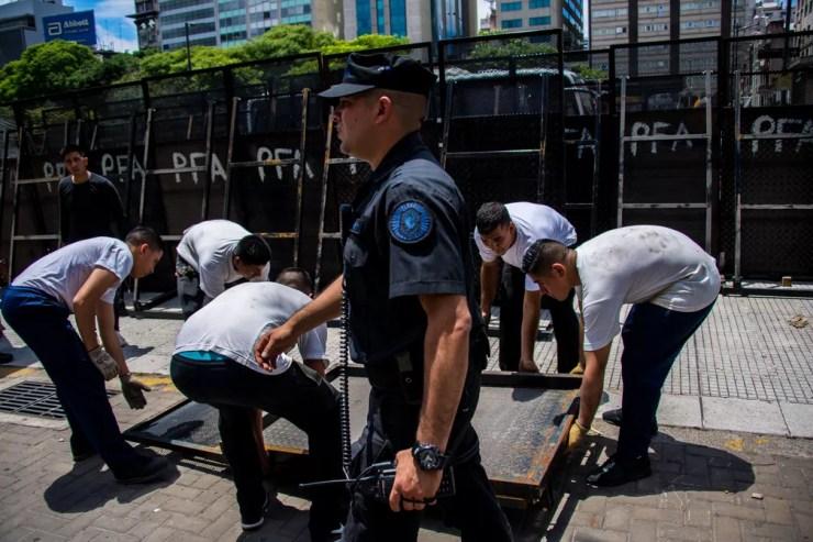 Polícia Federal Argentina monta esquema de segurança na avenida 9 de Julho, em Buenos Aires, que receberá a cúpula do G20 — Foto: Martin Bernetti / AFP