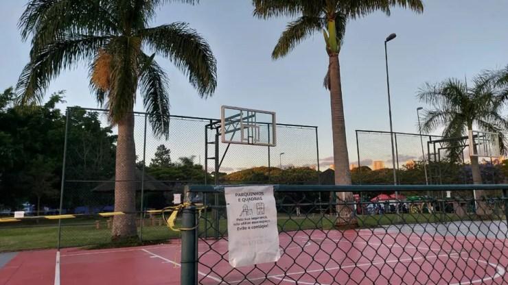 Quadra de esportes fechada com fita no Parque Villa-Lobos, em São Paulo, nesta segunda (2) — Foto: Rodrigo Rodrigues/G1