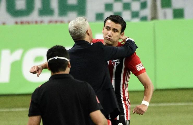 Pablo comemora com Crespo o gol que deu a vitória ao São Paulo — Foto: Marcos Ribolli