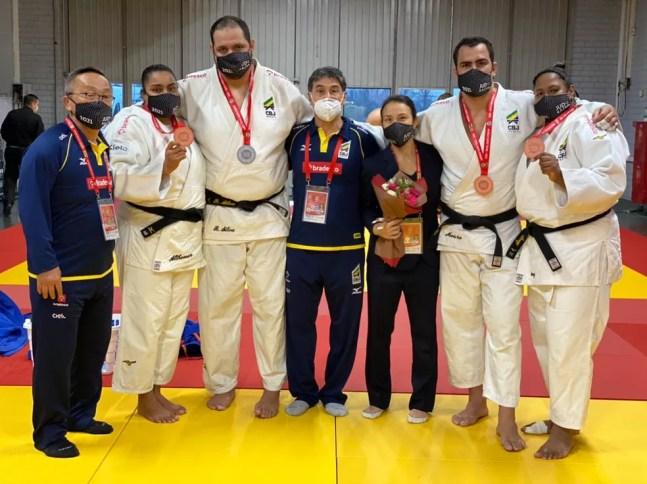 Os judocas Maria Suelen Altheman, Rafael Silva, David Moura e Beatriz Souza entre treinadores em Kazan — Foto: Divulgação