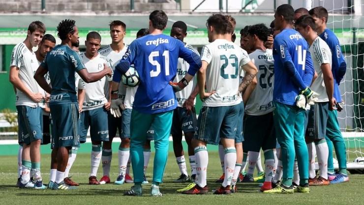 Zé Roberto orientando com o time sub-20 do Palmeiras durante treino na Academia — Foto: Fabio Menotti / Ag. Palmeiras