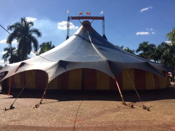 Lona de circo foi montada em praça de Fernandópolis (SP) para apresentações do 'Eu Riso' (Foto: Divulgação)