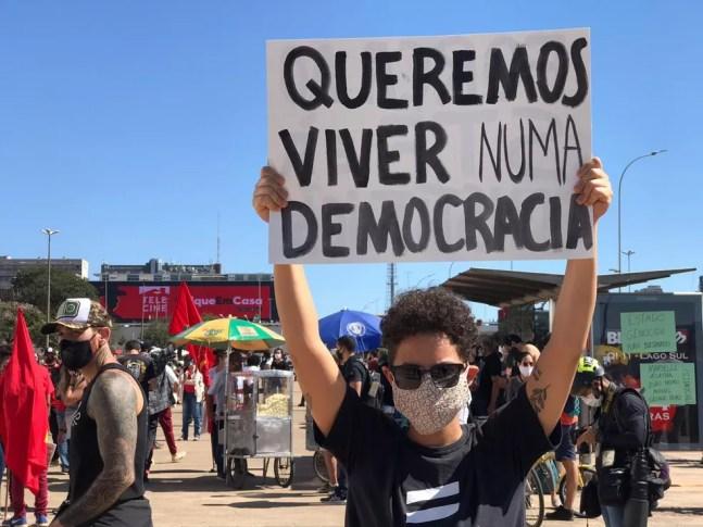 Jovem ergue cartaz durante manifestação contra Bolsonaro, neste domingo (7), em Brasília — Foto: Afonso Ferreira/G1