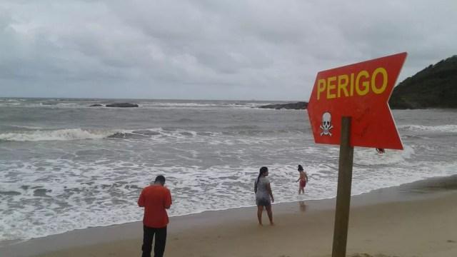 Placa indica perigo na Boca da Barra, em Itanhaém, SP — Foto: Fabio Pires/G1