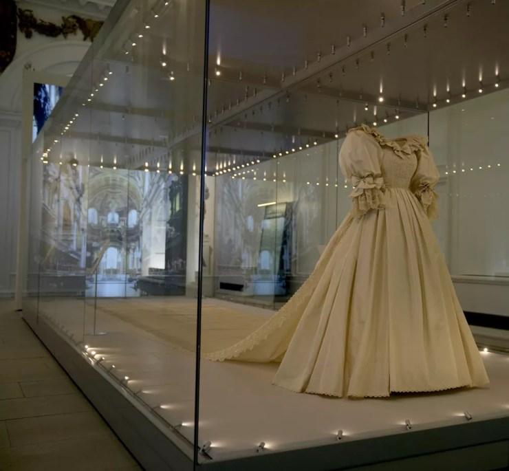 Vestido da princesa Diana foi incluído na exibição "Royal Style in the Making", que também tem vestidos usados por outros membros da realeza. A exibição vai até 2 de janeiro de 2022. — Foto: Matt Dunham/AP