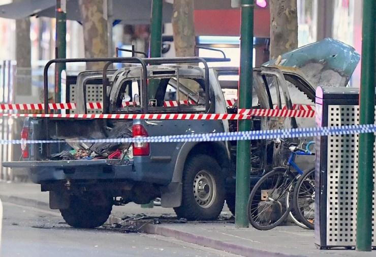 Carro usado por agressor em Melbourne, na Autrália, é isolado na rua Bourke — Foto: AAP/James Ross/via Reuters