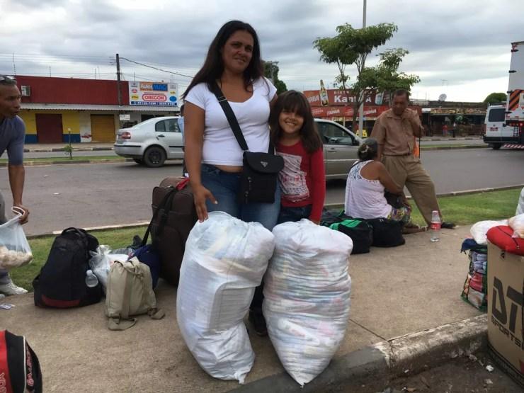 Marisol Lopez, 38, e a filha de 8 anos embarcaram de volta a Barcelona, na Costa Leste da Venezuela — Foto: Emily Costa/G1 RR