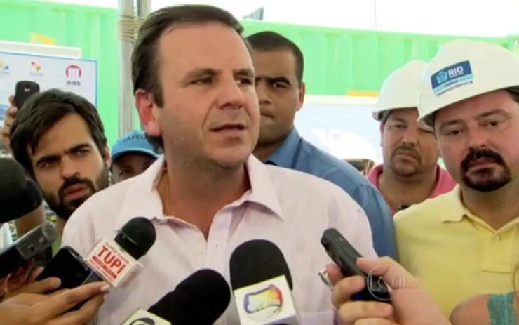 Eduardo Paes e ex-secretário de obras (de camisa amarela) durante evento no Rio (Foto: Reprodução / TV Globo)