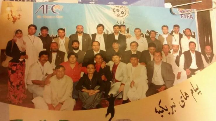 Khalida Popal, no canto esquerdo, foi a primeira mulher a integrar a Federação de Futebol do Afeganistão, em julho de 2009, após 88 anos de existência — Foto: Arquivo Pessoal / AFC / FIFA