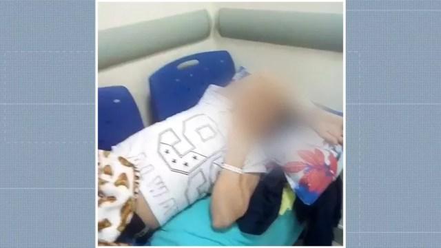 Imagem de homem deitado em cadeiras no Hospital Federal de Bonsucesso viralizou na internet — Foto: Felipe Azevedo/ TV Globo
