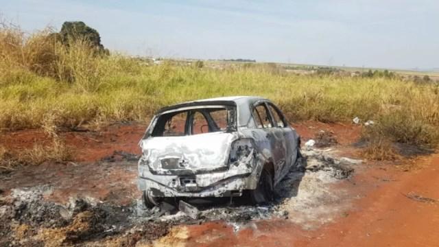 Carro de Janete foi encontrado incendiado em canavial de Jaú (Foto: Luizinho Andretto/Imagem cedida)
