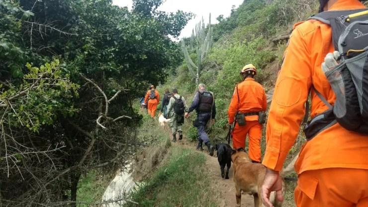 Equipes realizaram buscas para encontrar corpo da turista desaparecida em Arraial do Cabo — Foto: Paulo Henrique Cardoso/InterTV
