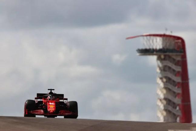 Charles Leclerc guia carro da Ferrari no sábado do GP dos EUA da F1 2021 — Foto: Mark Thompson/Getty Images