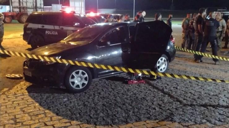 Carro dos suspeitos de assaltarem outlet em São Roque — Foto: Leandro Manhães/Tv Tem