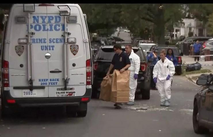 Polícia investiga creche em que mulher esfaqueou 5 pessoas na madrugada desta sexta-feira (21) no bairro do Queen, em Nova York — Foto: Reprodução/NBC