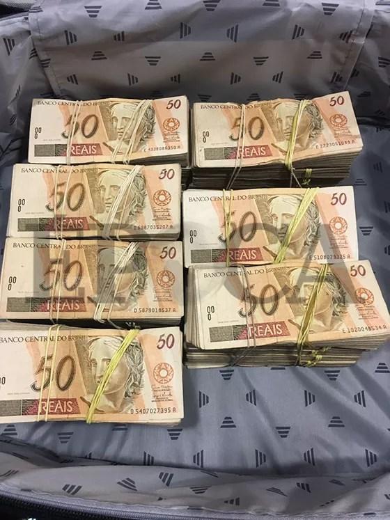 Foto da mala de dinheiro entregue ao emissário de Aécio Neves em 12 de abril (Foto: reprodução)