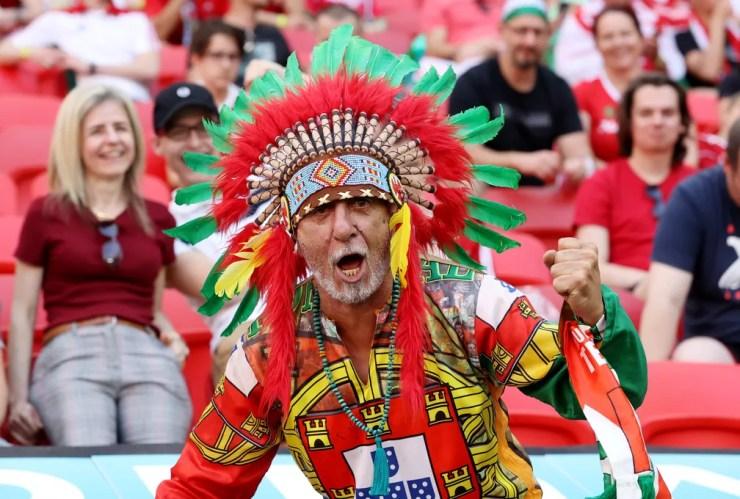 Torcedor de Portugal fantasiado, jogo entre Portugal x Hungria  — Foto: REUTERS/BERNADETT SZABO