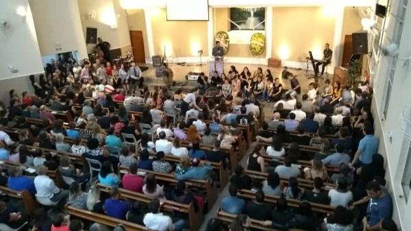 Igreja Batista Vista Alegre, em Campinas (SP), ficou lotada para culto em homenagem à família morta em acidente de carro — Foto: Licia Mangiavacchi/EPTV