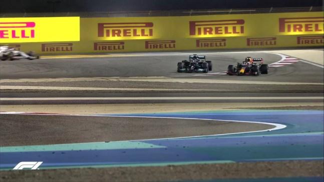 Verstappen ultrapassa Hamilton por fora dos limites de pista na curva 4 do circuito do Barein — Foto: Reprodução/FOM