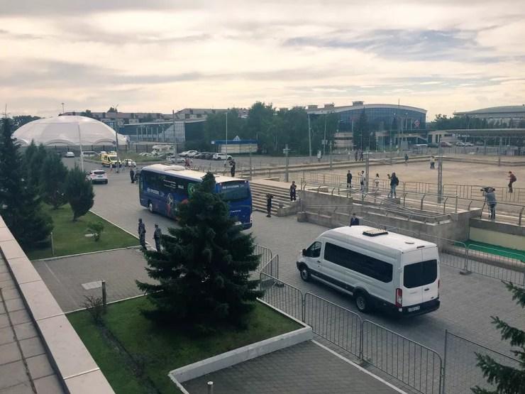 Ônibus da Seleção deixa o hotel em Kazan (Foto: Edgard Maciel de Sá)