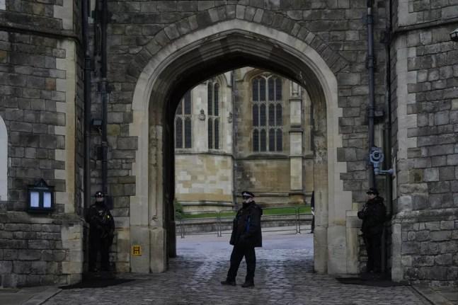 Polícia do Reino Unido prende homem por invasão ao castelo de Windsor, onde a rainha Elizabeth passa o Natal neste sábado (25). — Foto: AP /Alastair Grant