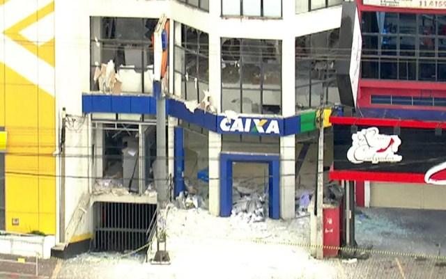 Explosão em agência bancária em Vargem Grande Paulista — Foto: TV Globo/Reprodução
