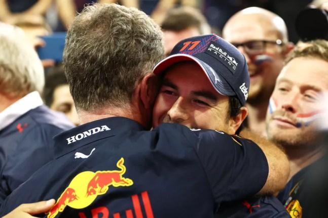Sergio Pérez comemora resultado do GP de Abu Dhabi com Christian Horner, chefe da RBR — Foto: Dan Istitene - Formula 1/Formula 1 via Getty Images