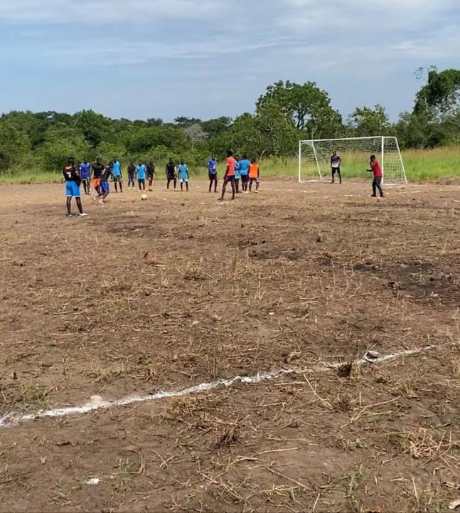 Campo de futebol construído com ajuda de santista na África — Foto: Arquivo pessoal
