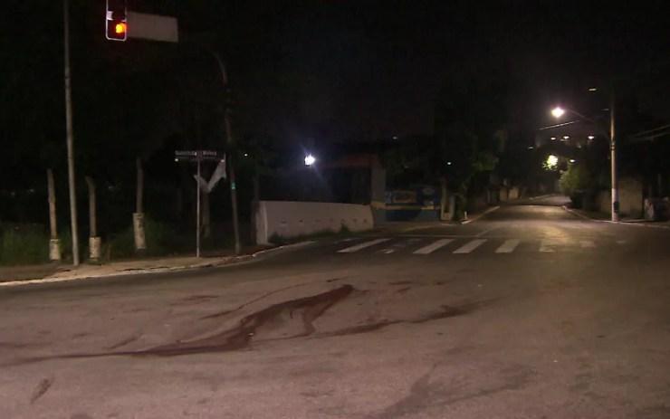 Cruzamento das estradas da Riviera e do Guavirituba, onde bombeiro matou motoboy — Foto: Reprodução/TV Globo