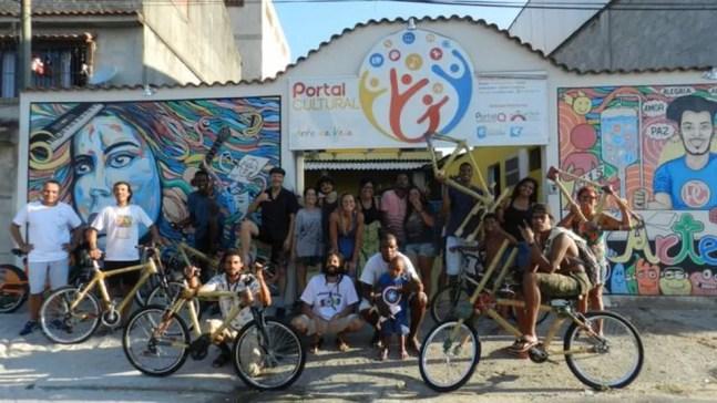 Sociólogo criou workshop para ensinar moradores de favela a construir bicicletas de bambu — Foto: Arquivo Pessoal/Via BBC