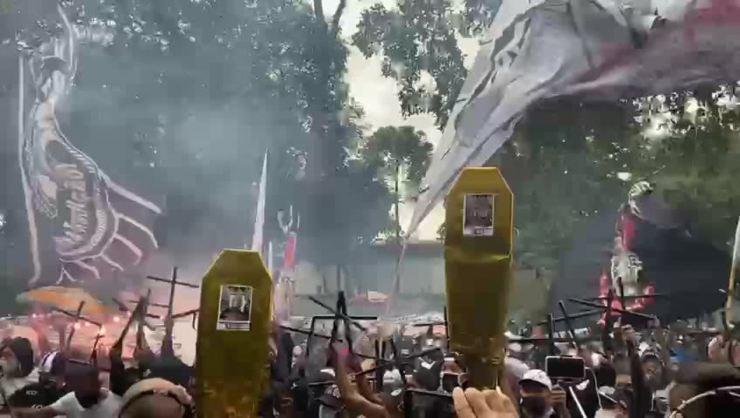 Jogadores do Corinthians são chamados de vagabundos em protesto no Parque São Jorge