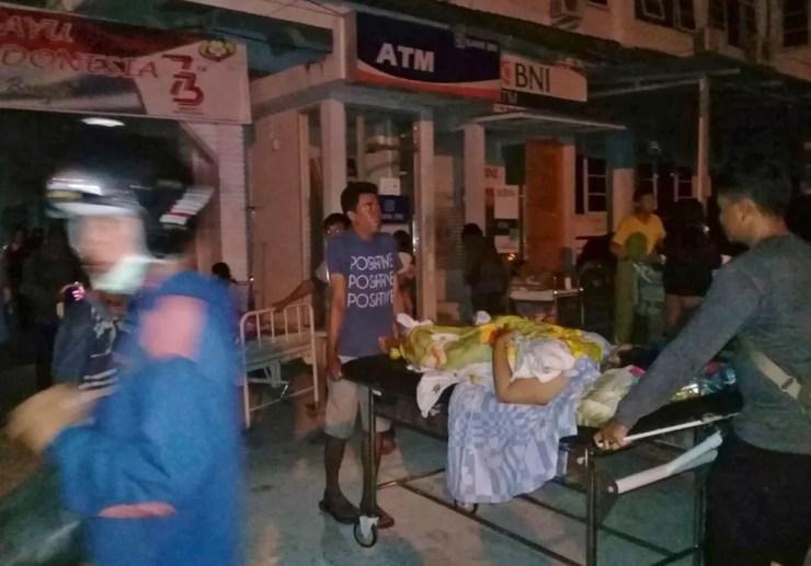 Paciente é retirado de hospital após um terremoto em Poso, no centro da ilha de Sulawesi, na Indonésia, nesta sexta-feira (28) — Foto: Yoanes Litha/ AP