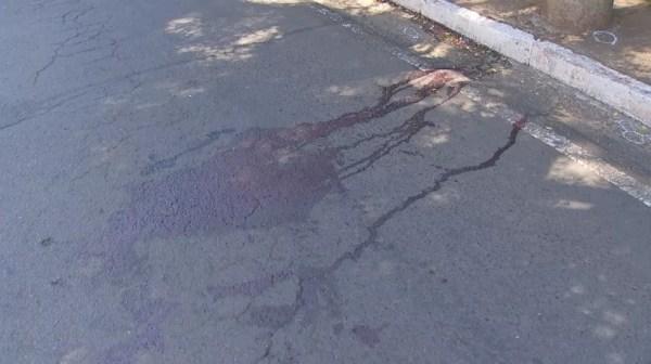 Mancha de sangue onde o policiai caiu morto após ser baleado por PM (Foto: Reprodução/TV TEM)