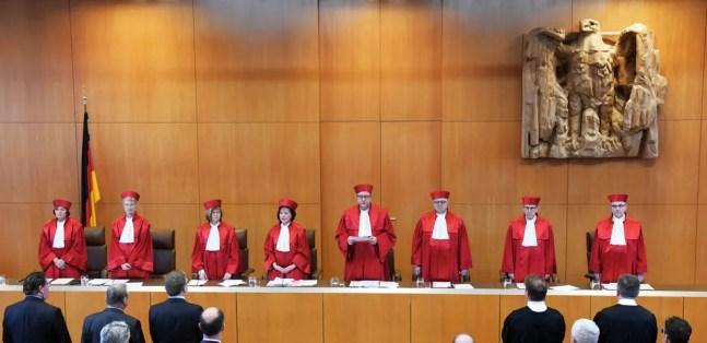 Juiz Andreas Vosskuhle anuncia a decisão do no Tribunal Constitucional Federal da Alemanha sobre uma lei de 2015 que proibia o suicídio assistido  — Foto: Uli Deck / dpa / AFP