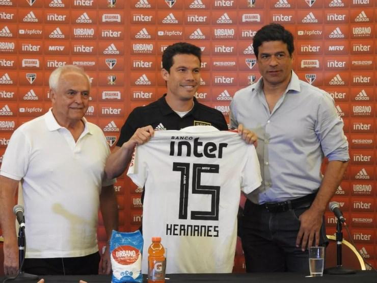 Hernanes recebe a camisa 15 do São Paulo das mãos do presidente Leco e do diretor Raí — Foto: Leandro Canônico