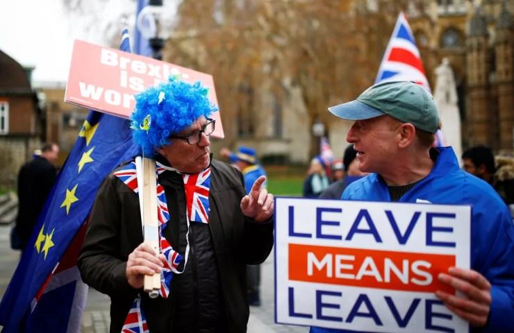 Manifestantes a favor e contrário ao Brexit conversam durante protesto em frente ao Parlamento britânico, em Londres — Foto: Henry Nicholls/Reuters