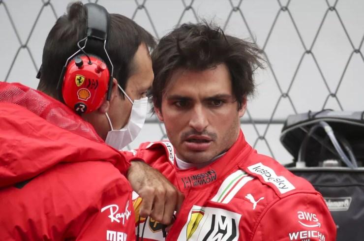 Carlos Sainz conversa com seu engenheiro na Ferrari antes do GP da Rússia — Foto: Sergei Fadeichev\TASS via Getty Images